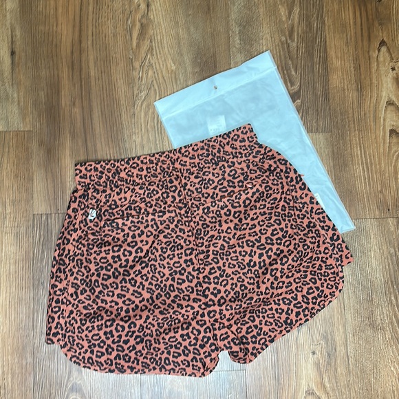 Buffbunny Flo Shorts v2 leopard - Picture 2 of 4